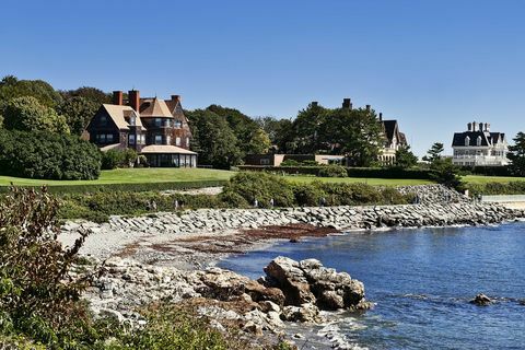 newport, rhode island, amerika serikat 20100827 rumah mewah di sepanjang tebing berjalan foto oleh john greimlightrocket via getty images