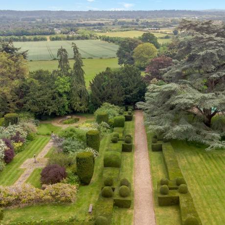 rumah angin di pohon willow penulis untuk dijual di berkshire