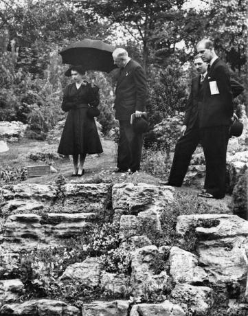 ratu elizabeth ii dan pangeran philip paling kanan mengagumi taman batu di pertunjukan bunga chelsea, london, 20 mei 1952 taman ini dirancang oleh winkfield manor nurseries of ascot photo by george w halesfox photoshulton archivegetty gambar-gambar