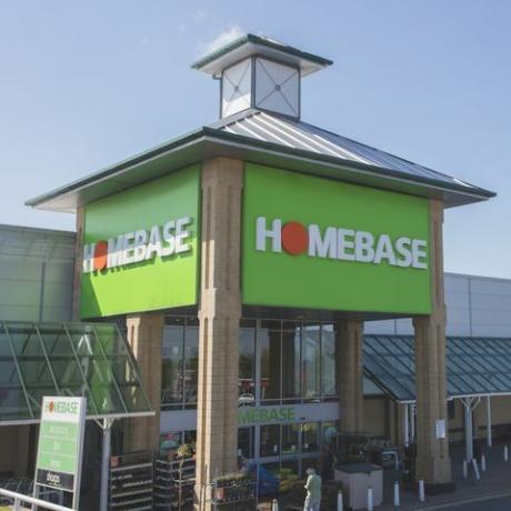 telford, Inggris 16 Mei 2016 foto stok editorial dari depan toko homebase di telford, Inggris homebase adalah pengecer perbaikan rumah Inggris dan pusat taman, dengan toko-toko di seluruh inggris dan republik orang-orang irlandia dapat dilihat memasuki toko untuk membeli produk untuk berbagai proyek diy