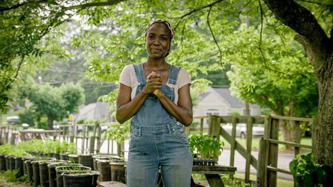 pembawa acara jamila norman berpose untuk foto seperti yang terlihat di halaman belakang petani, musim 1